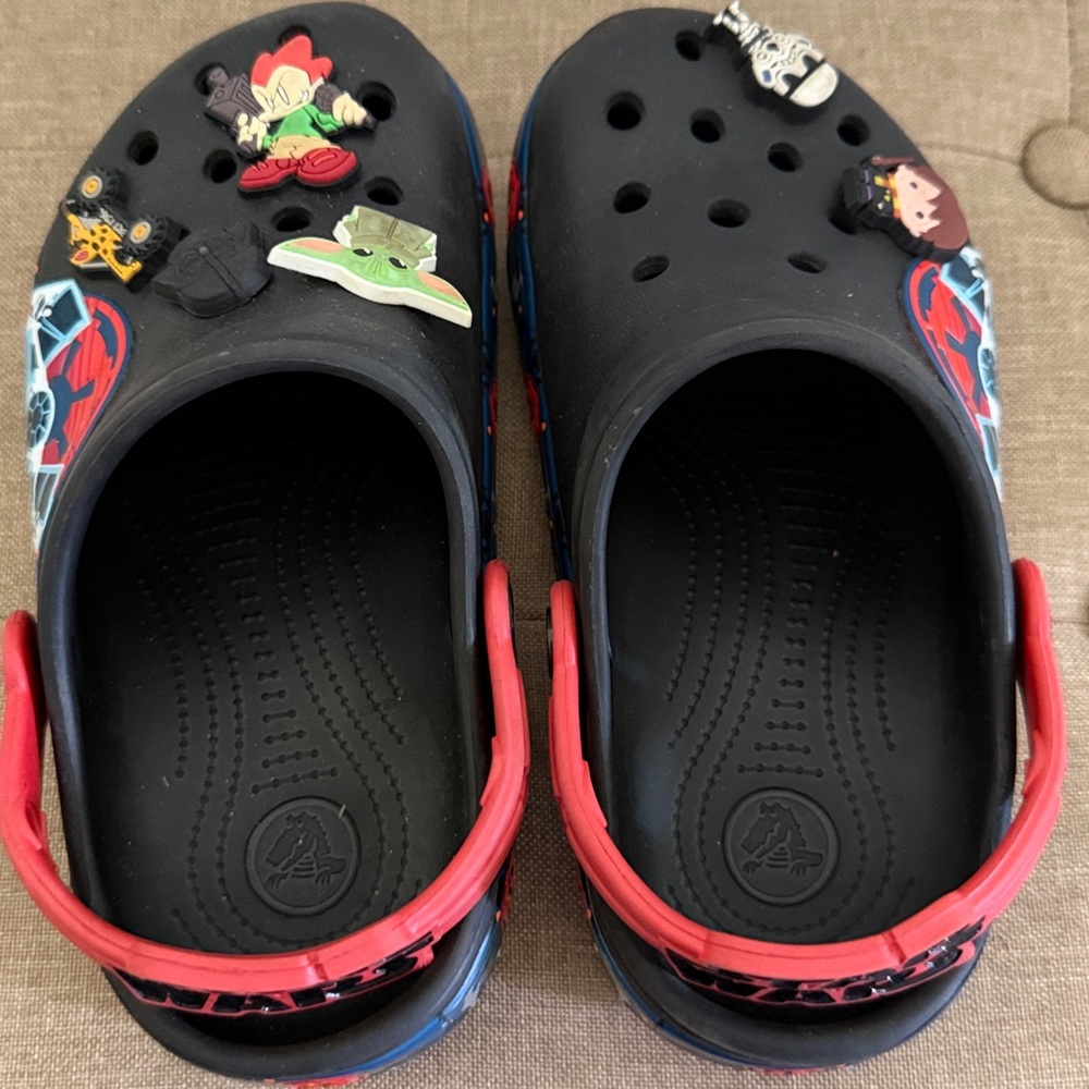 CROCS Kids Black & Red Star Wars Clog Sandals with Character Jibbitz size 2 - Picture 8 of 8